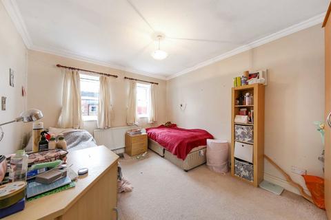 2 bedroom flat to rent, Liberty Mews, London SW12
