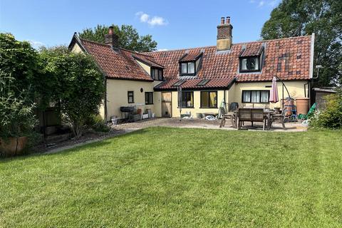 3 bedroom detached house for sale, Bunwell Street, Bunwell