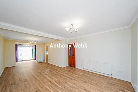 3 bedroom house for sale, Farndale Avenue, London N13