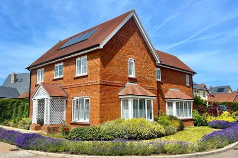 4 bedroom detached house for sale, Walnut Tree Way, Meppershall, Shefford, SG17