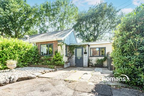 2 bedroom bungalow to rent, Mays Lane, Earley, Reading, RG6