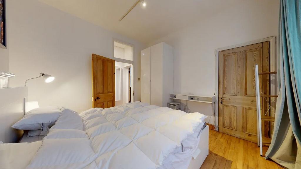A cozy double bedroom featuring a comfortable b...