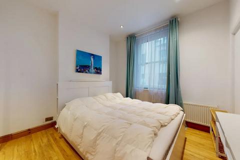 2 bedroom ground floor flat to rent, Red Lion Square, London WC1R