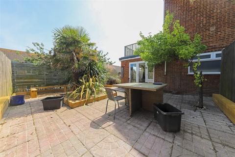 3 bedroom semi-detached house to rent, Slinfold Close, Brighton