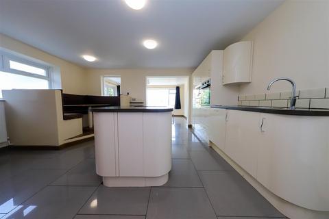 3 bedroom semi-detached house to rent, Slinfold Close, Brighton