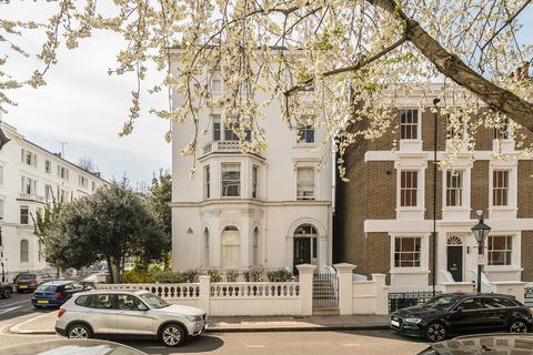 3 bedroom flat to rent, Strathmore Gardens, London W8