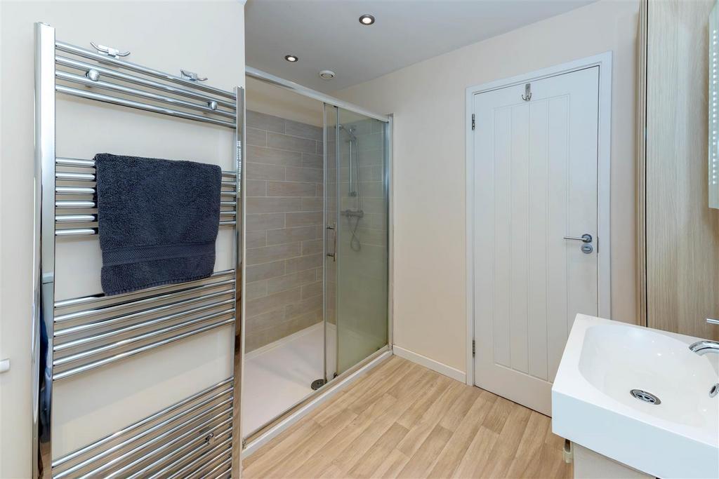 Family bathroom 1 0 P8 A6073-20250616-Dx O Deep PRIME