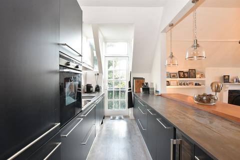 2 bedroom apartment for sale, Raglan Road, Reigate, Surrey