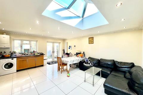3 bedroom semi-detached house for sale, West Way, Heston TW5