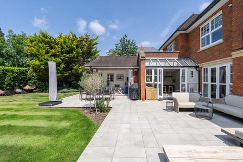 4 Brookfield Place, Cobham, KT11 2BY