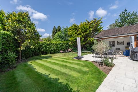4 Brookfield Place, Cobham, KT11 2BY
