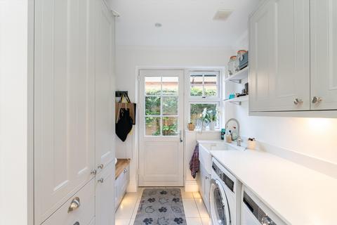 4 Brookfield Place, Cobham, KT11 2BY