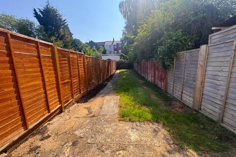 3 bedroom terraced house to rent, Dale Street, Chatham