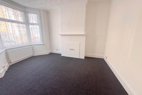 3 bedroom terraced house to rent, Dale Street, Chatham