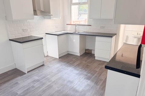 3 bedroom terraced house to rent, Dale Street, Chatham