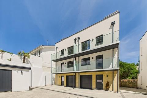 New development of 12 town houses with multiple balconies and roof terrace