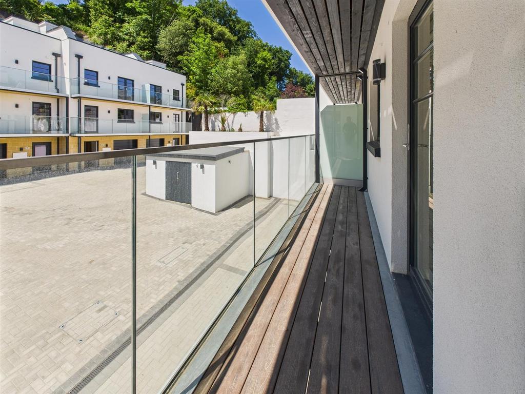 CAM04392 G0-PR0108-STILL009.jpg