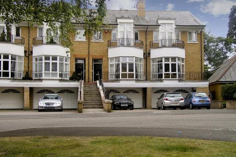5 bedroom terraced house to rent, St Davids Drive Egham Surrey TW20 0BA
