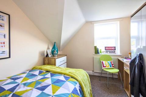 3 bedroom apartment to rent, Hyde Park Road, Leeds LS6