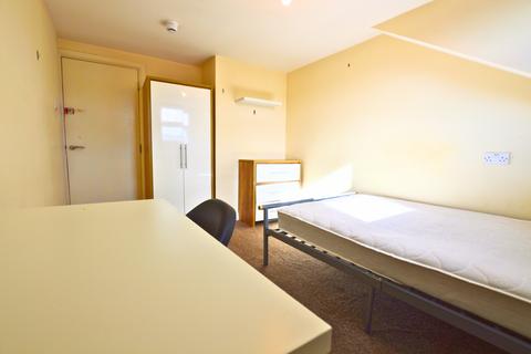 3 bedroom apartment to rent, Hyde Park Road, Leeds LS6