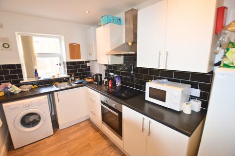 3 bedroom apartment to rent, Hyde Park Road, Leeds LS6