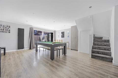 4 bedroom chalet for sale, Langtons Meadow, Farnham Common, Slough