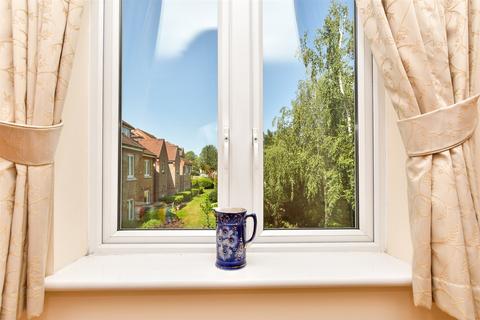 1 bedroom flat for sale, London Road, Redhill, Surrey