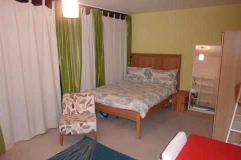 Studio to rent, Barbican, London EC2Y
