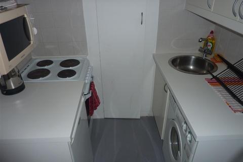Studio to rent, Barbican, London EC2Y