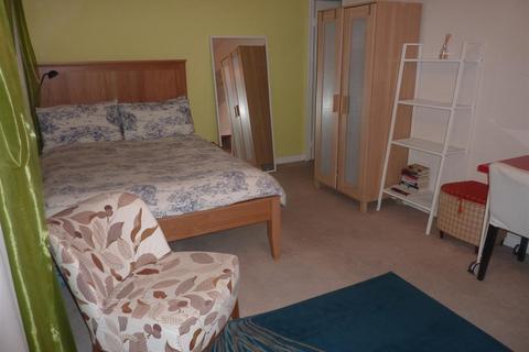 Studio to rent, Barbican, London EC2Y