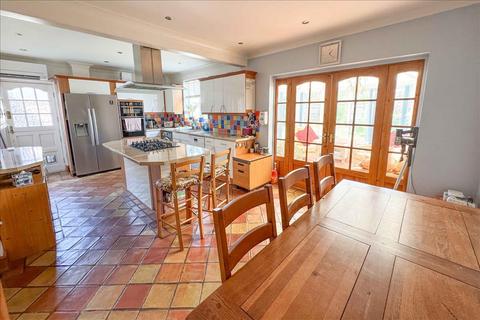 3 bedroom semi-detached house for sale, Queens Avenue , Feltham, Middlesex, TW13