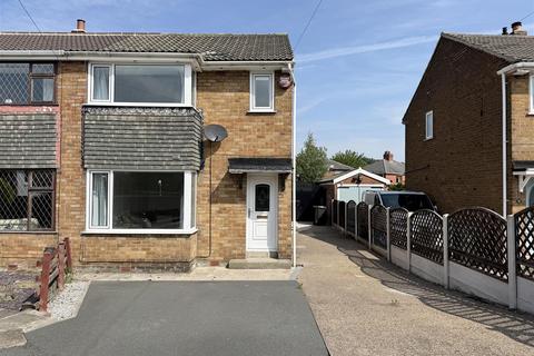 3 bedroom semi-detached house to rent, Park Avenue, Huddersfield HD8 9PT