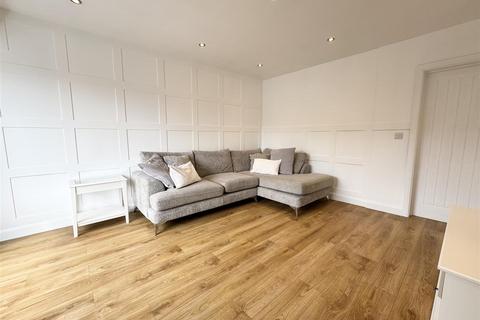 3 bedroom semi-detached house to rent, Park Avenue, Huddersfield HD8 9PT