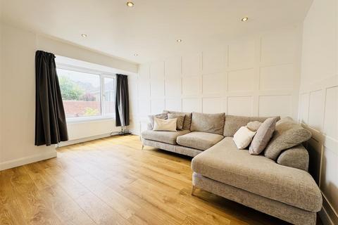 3 bedroom semi-detached house to rent, Park Avenue, Huddersfield HD8 9PT