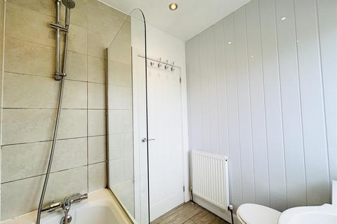 3 bedroom semi-detached house to rent, Park Avenue, Huddersfield HD8 9PT