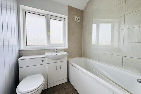 3 bedroom semi-detached house to rent, Park Avenue, Huddersfield HD8 9PT