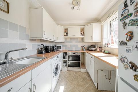 2 bedroom flat for sale, Dickers Lane, Alton, Hampshire, GU34