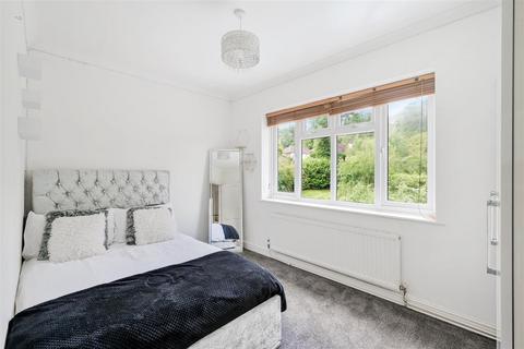 26 Sunnybank, Epsom, KT18 7DX