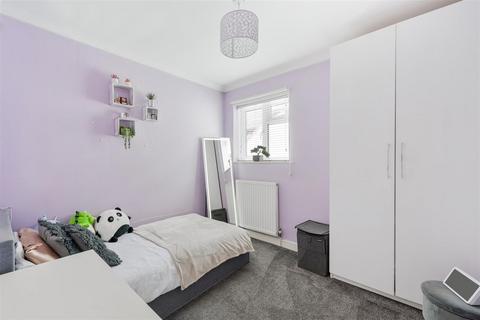 26 Sunnybank, Epsom, KT18 7DX