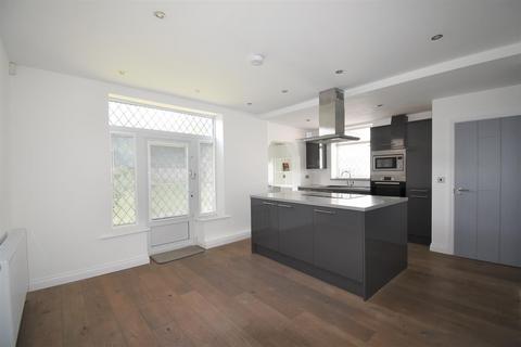 3 bedroom semi-detached house to rent, Laund Road, Huddersfield HD3