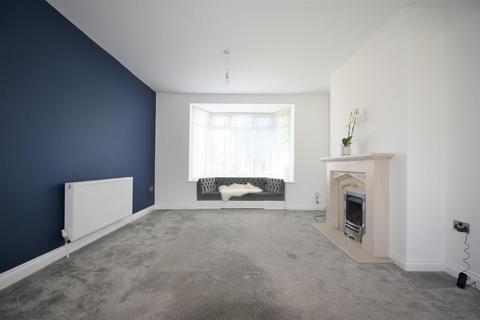 3 bedroom semi-detached house to rent, Laund Road, Huddersfield HD3