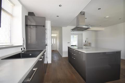 3 bedroom semi-detached house to rent, Laund Road, Huddersfield HD3