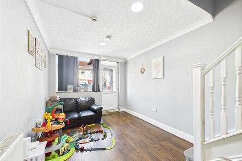 2 bedroom end of terrace house for sale, Crowlands Avenue, Romford RM7