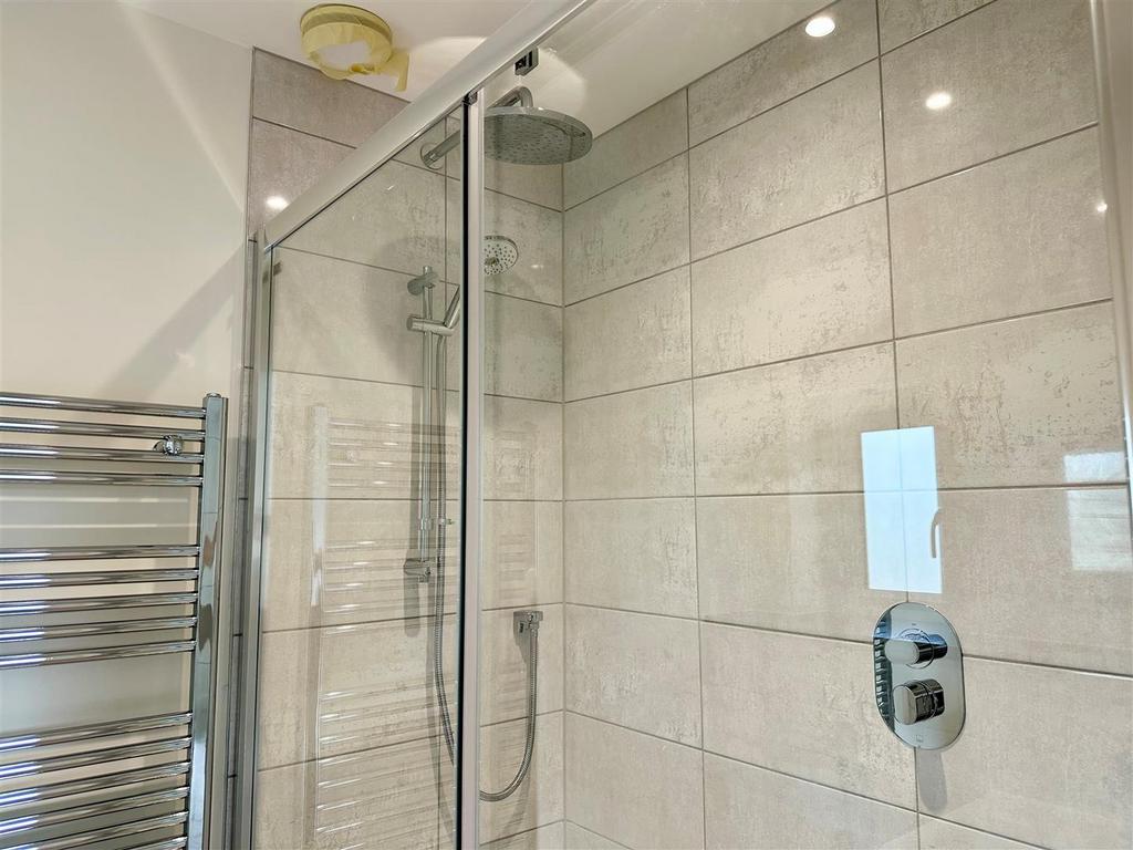 En-suite Shower.jpg