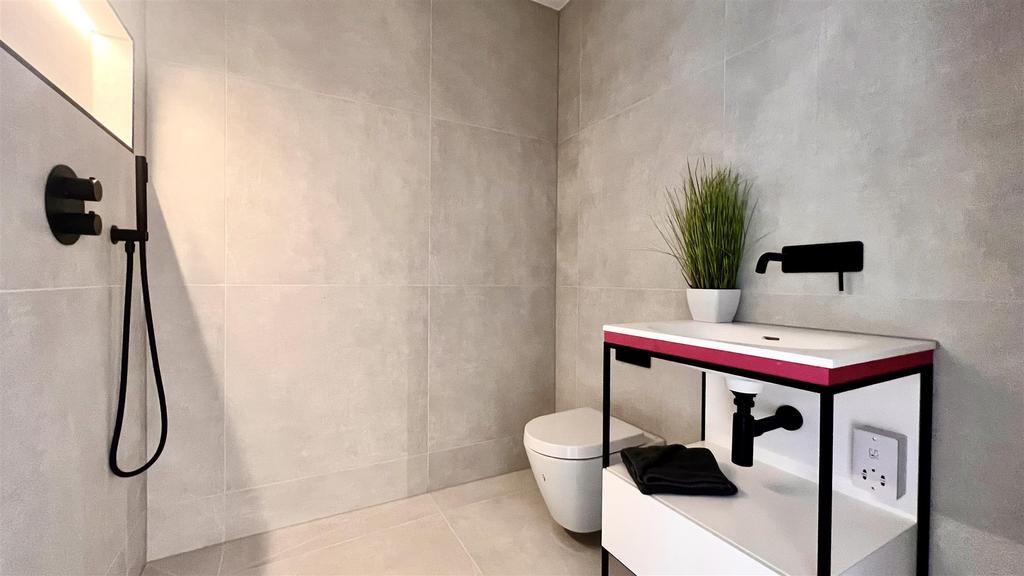 En Suite Wet Room .jpeg