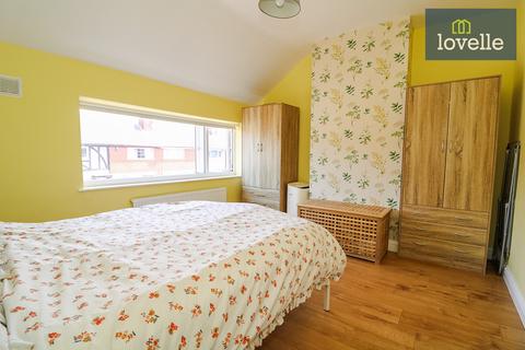 18 Kathleen Grove, Grimsby, DN32 8JT