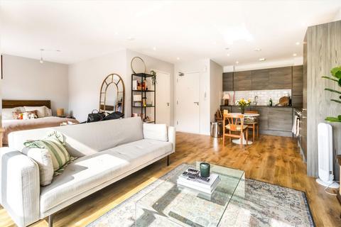 Studio to rent, Rotherhithe New Road, London SE16