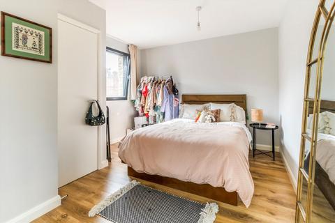 Studio to rent, Rotherhithe New Road, London SE16