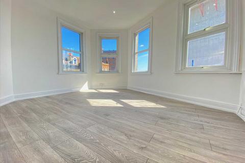 2 bedroom apartment to rent, Manor road, London, West Ealing
