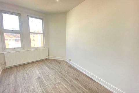 2 bedroom apartment to rent, Manor road, London, West Ealing